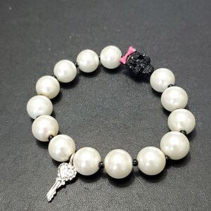 Betsey Johnson black skull bracelet 7.5"